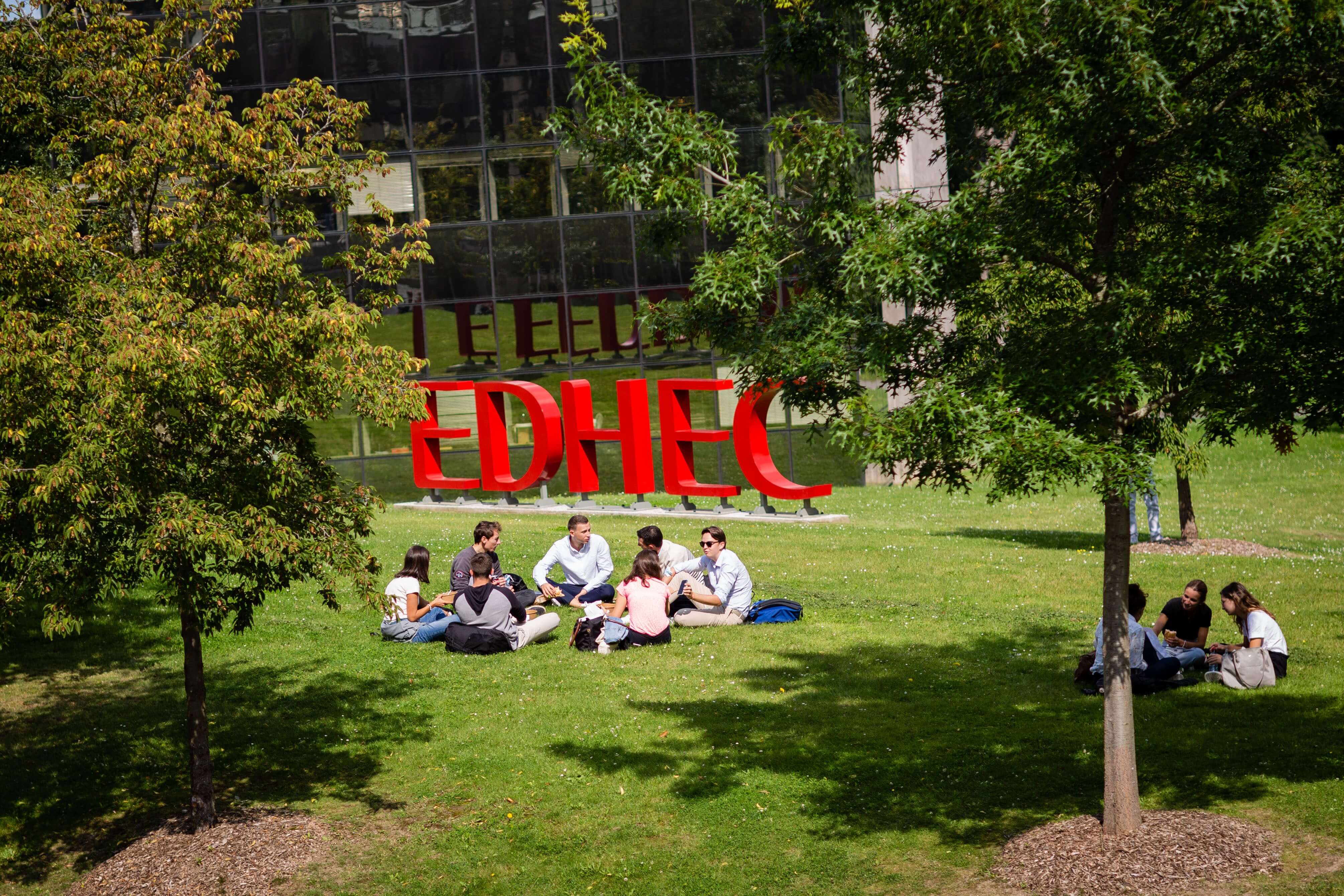 Jeunes étudiants assis dans l’herbe campus lille