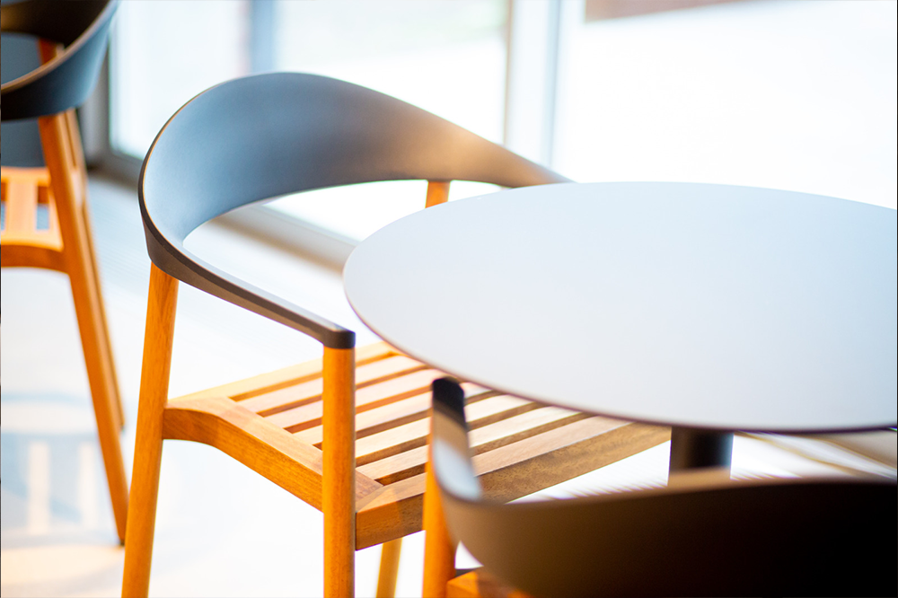 Chaise et table sur le campus Jean Arnault