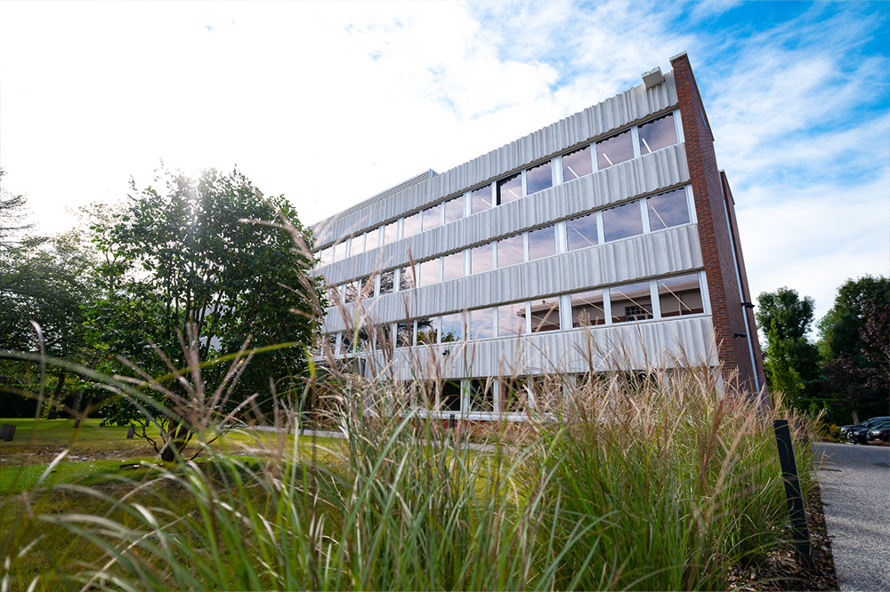 Vue extérieure du bâtiment principal du campus.