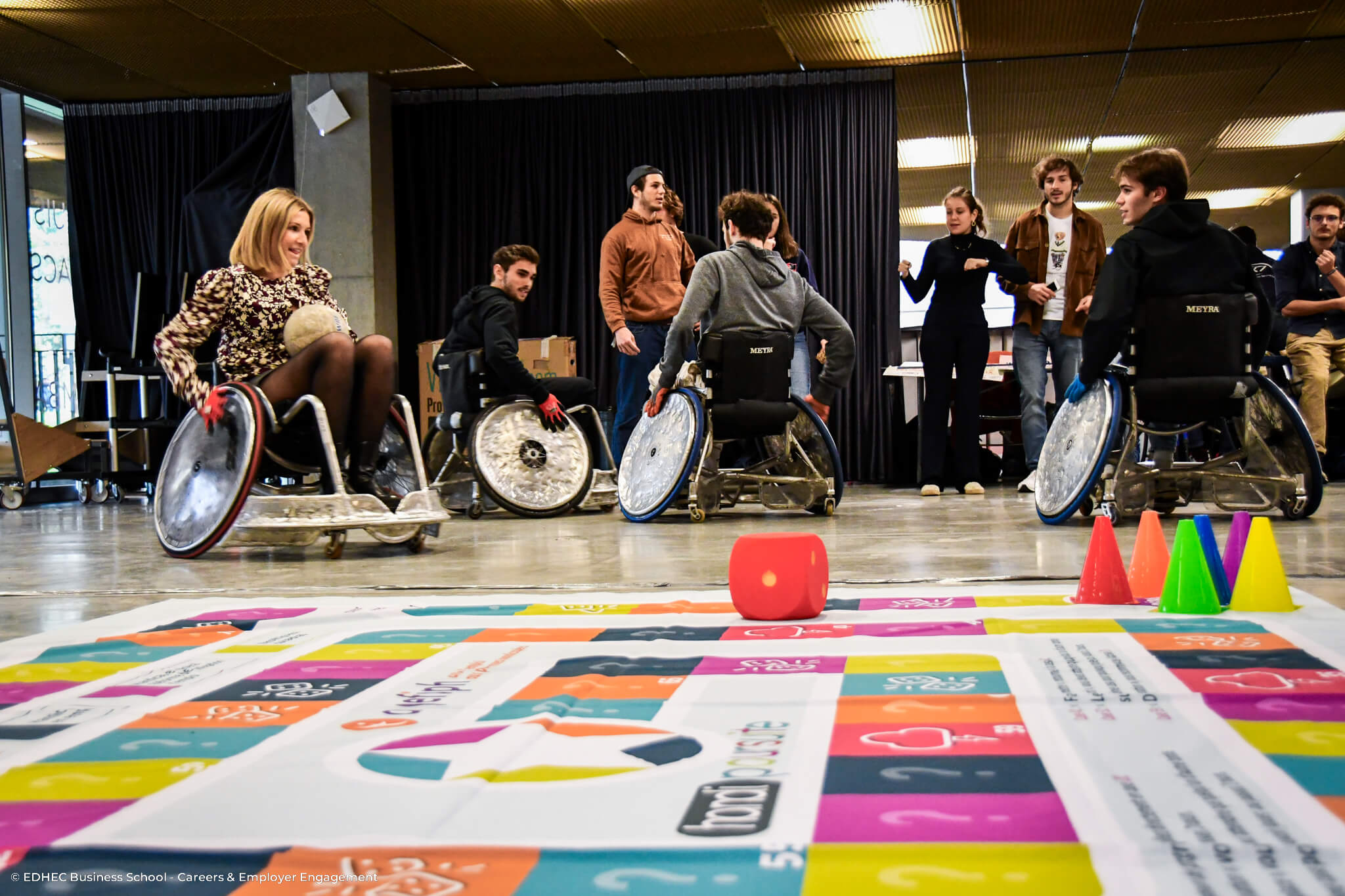 Photo d'étudiants en fauteuil roulant lors d'une activité de sensibilisation