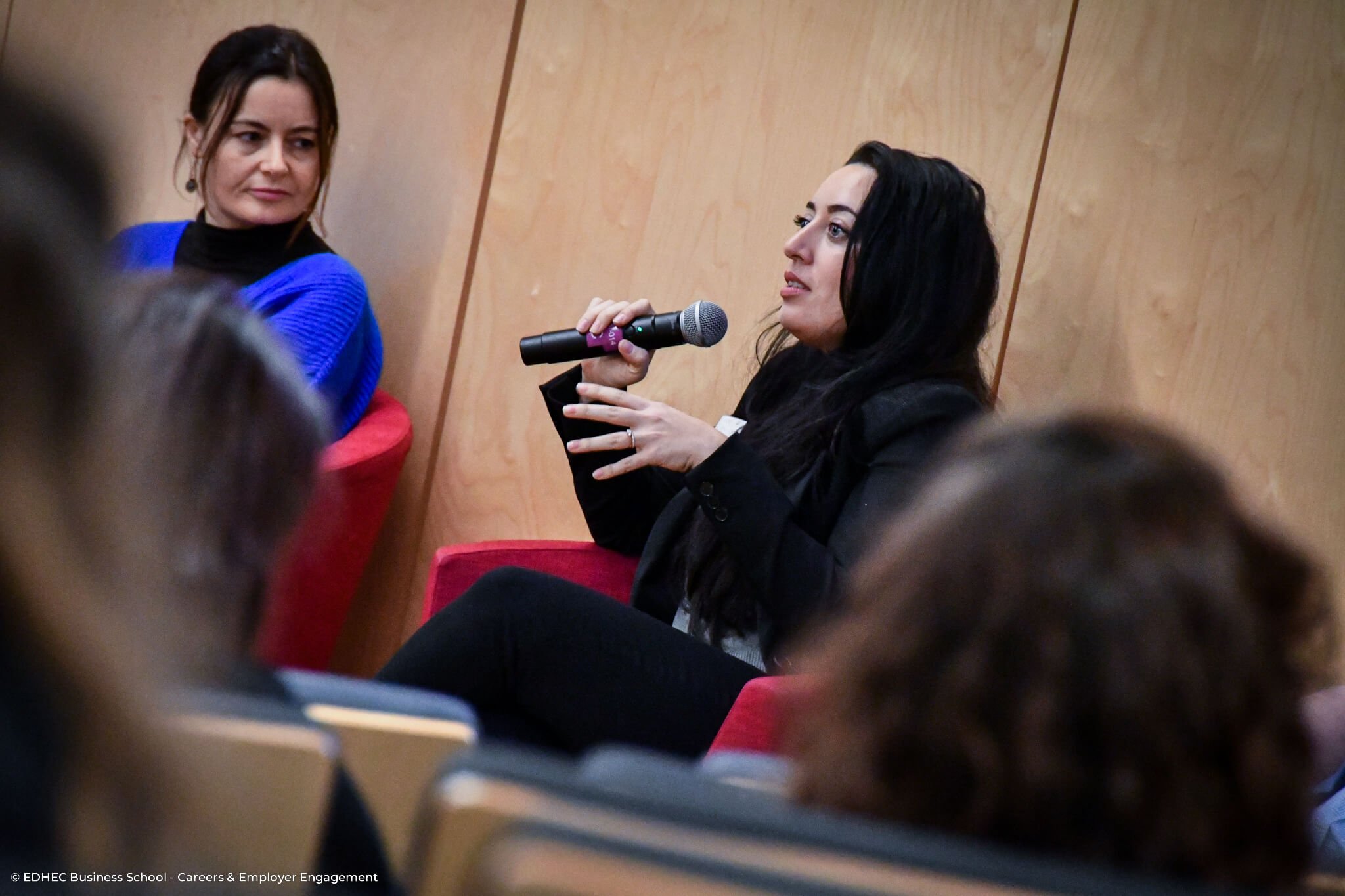 Photo de Derya AYDOGDU parlant avec un micro lors d'une conférence sur l'inclusion